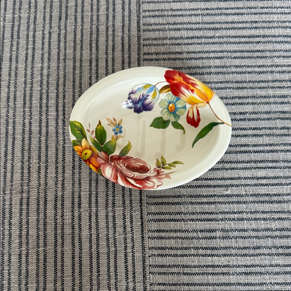 MacKenzie-Childs White Flower Garden soap dish